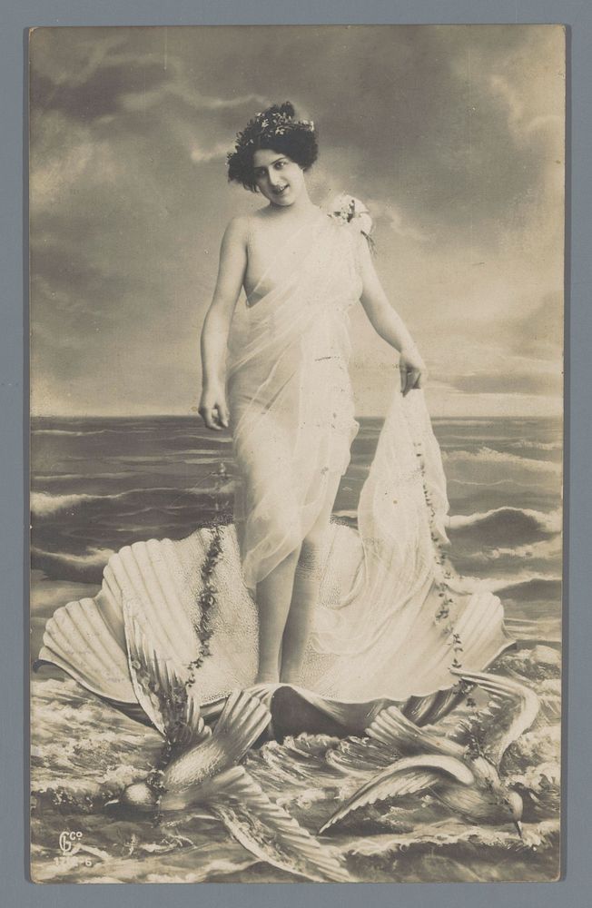Studioportret van een onbekende vrouw (vermoedelijk) verkleed als de godin Venus op een schelp getrokken door vogels (in or…