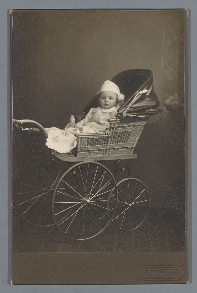Studioportret van een baby in een wandelwagen (c. 1910 - c. 1925) by W F Pastoor