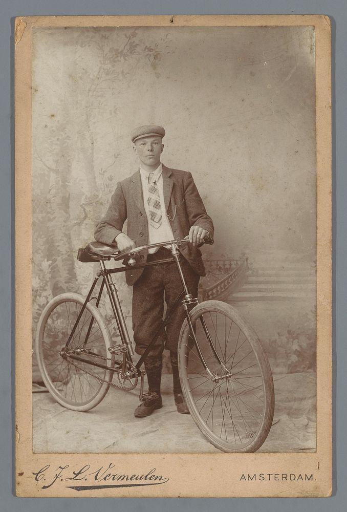 Studioportret van een onbekende man met een fiets (c. 1895 - c. 1910) by Cornelis Johannes Lodewicus Vermeulen