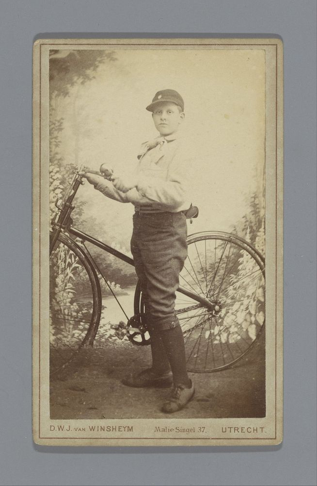 Portret van een onbekende jongen (vermoedelijk) in padvindersuniform met een fiets (c. 1878 - c. 1895) by D W J van Winsheijm