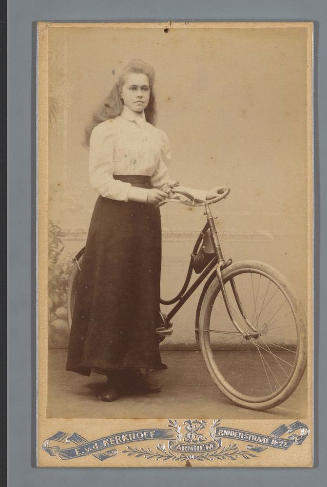 Portret van een onbekende vrouw met een fiets (c. 1878 - c. 1895) by E v d Kerkhoff