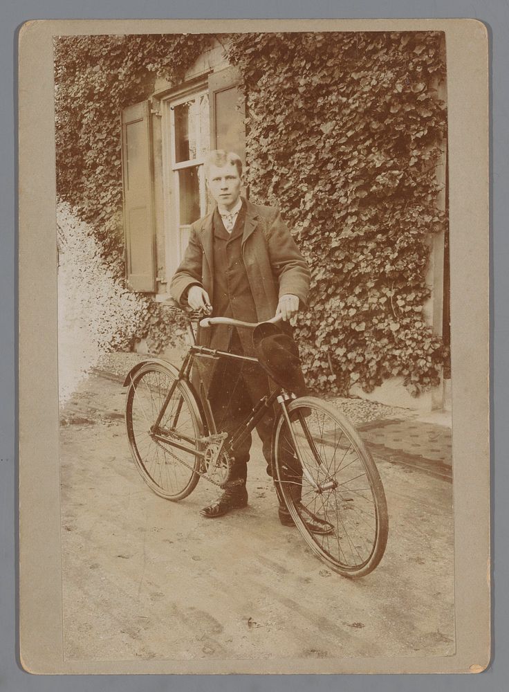 Portret van een onbekende man met een fiets voor een huis (c. 1890 - c. 1910) by anonymous