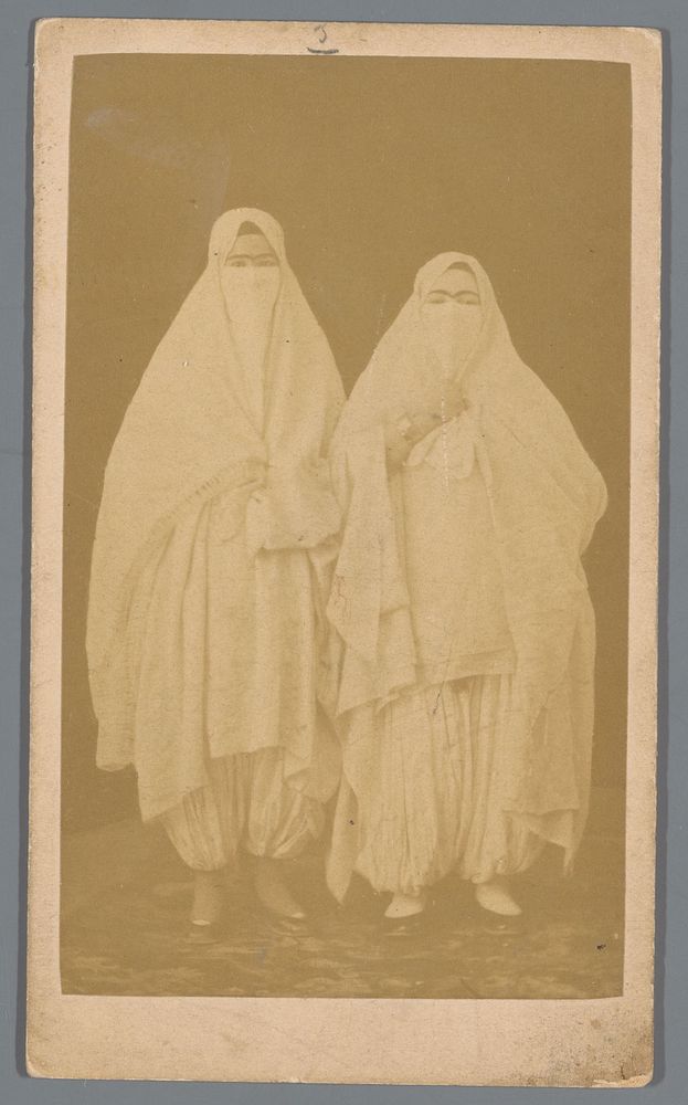 Portret van twee onbekende vrouwen in nikab (1855 - 1885) by anonymous