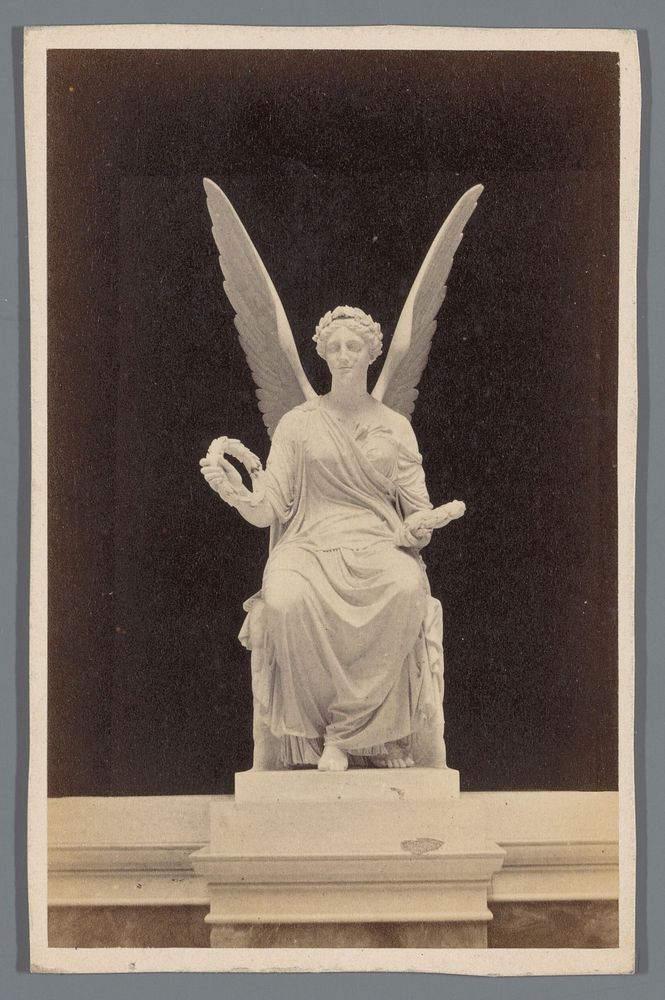 Sculptuur van een engel (1855 - 1885) by anonymous