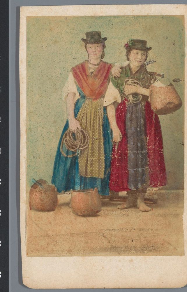 Portret van twee onbekende vrouwen in lokale dracht met koperen wateremmers (1854 - 1885) by anonymous
