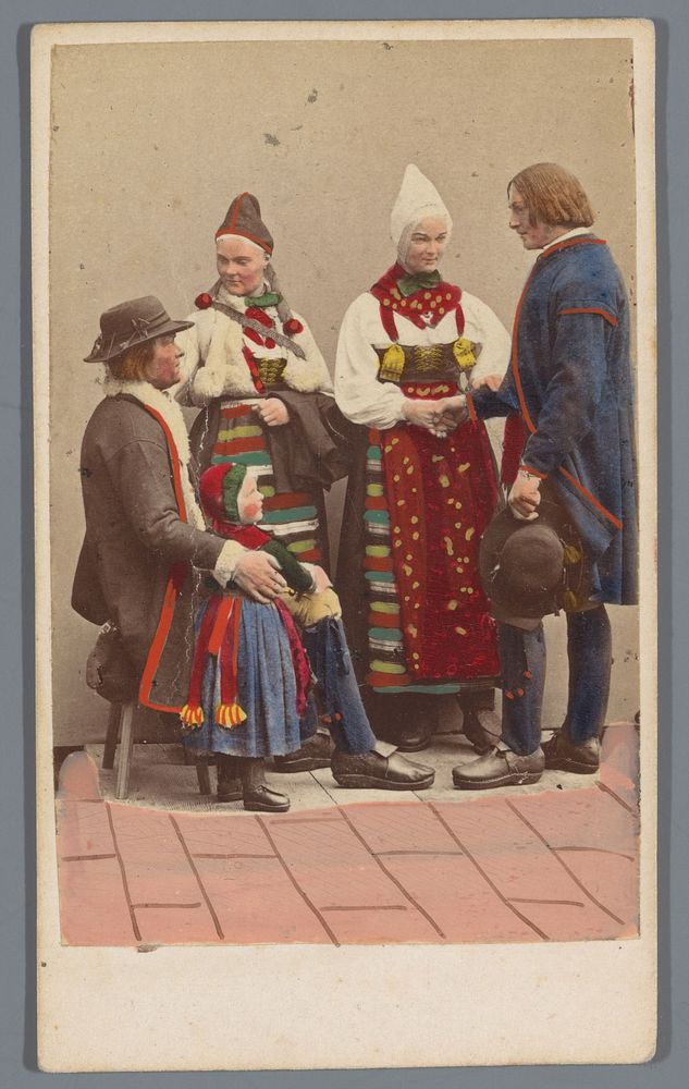 Groepsportret van vijf mensen in klederdracht uit Rättvik, Zweden (1865 - 1883) by Eurenius and Quist