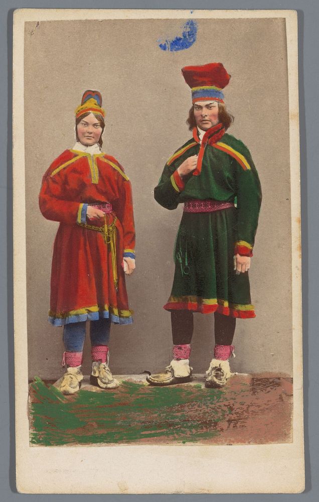 Portret van een onbekende man en vrouw in klederdracht uit Sápmi (Lapland), Noorwegen (1867 - 1883) by Eurenius and Quist
