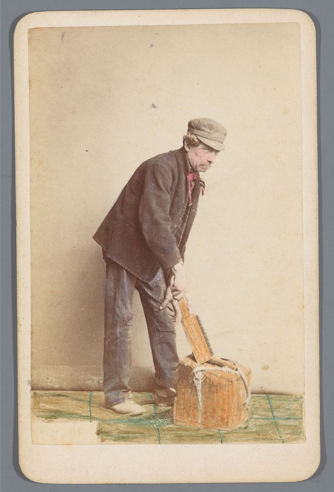 Portret van een onbekende man met een houten blok en borstel (1865 - 1888) by Giorgio Sommer