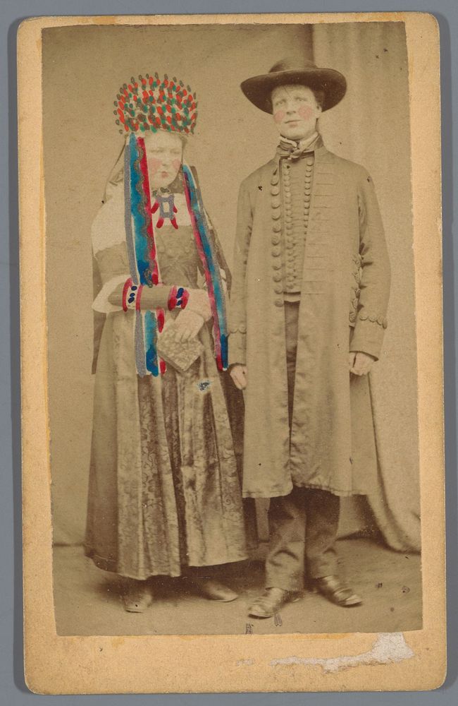 Portret van een onbekend bruidspaar in Bückeburger klederdracht (1854 - 1885) by anonymous