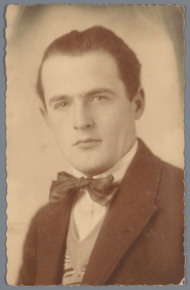 Portret van een onbekende man met een vlinderdas (c. 1920 - c. 1930) by L Vet