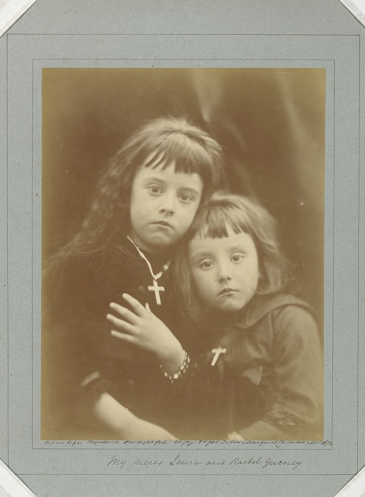 Dubbelportret van Laura en Rachel Gurney (1872) by Julia Margaret Cameron