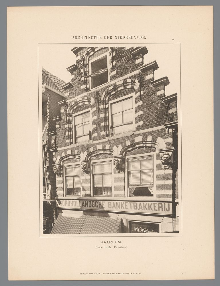 Gezicht op een gevel in de Damstraat in Haarlem (1894) by anonymous and Baumgärtner s Buchhandlung