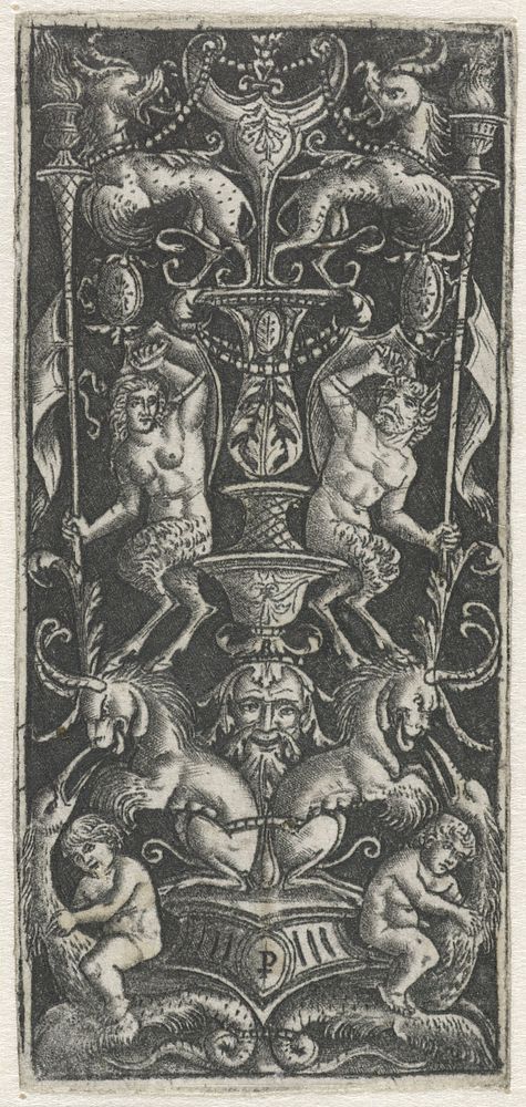 Ornament met kandelaber waarop mannelijke en vrouwelijke satyr zitten boven voet met twee leeuwachtige wezens met horens en…