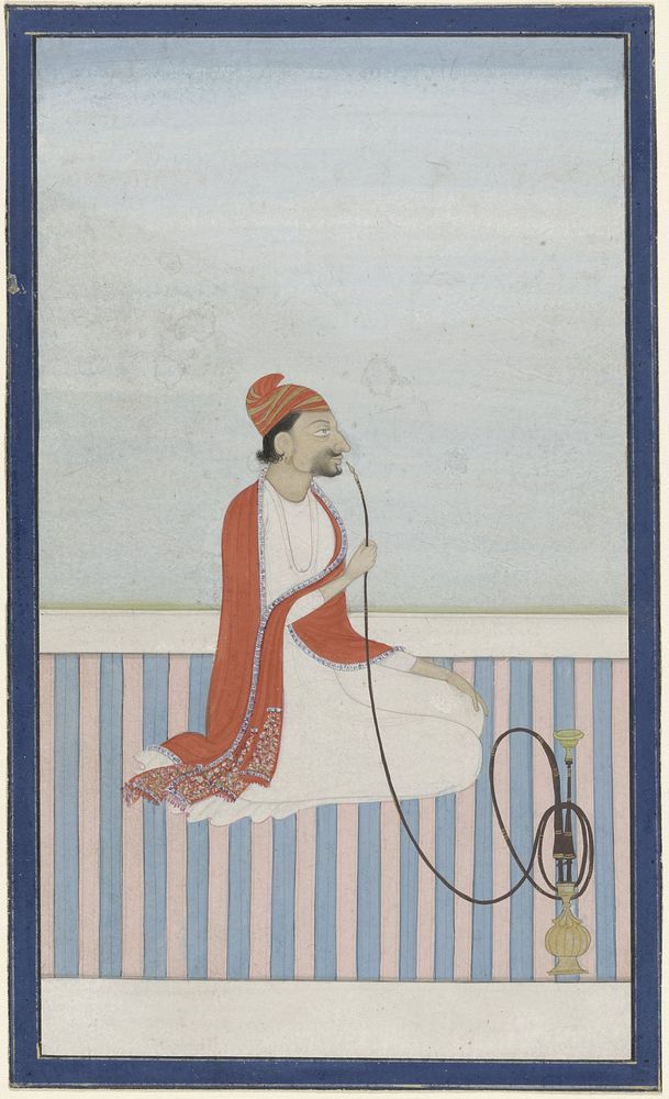 Zittende Radja, die een Lukah rookt (c. 1700 - c. 1725) by anonymous