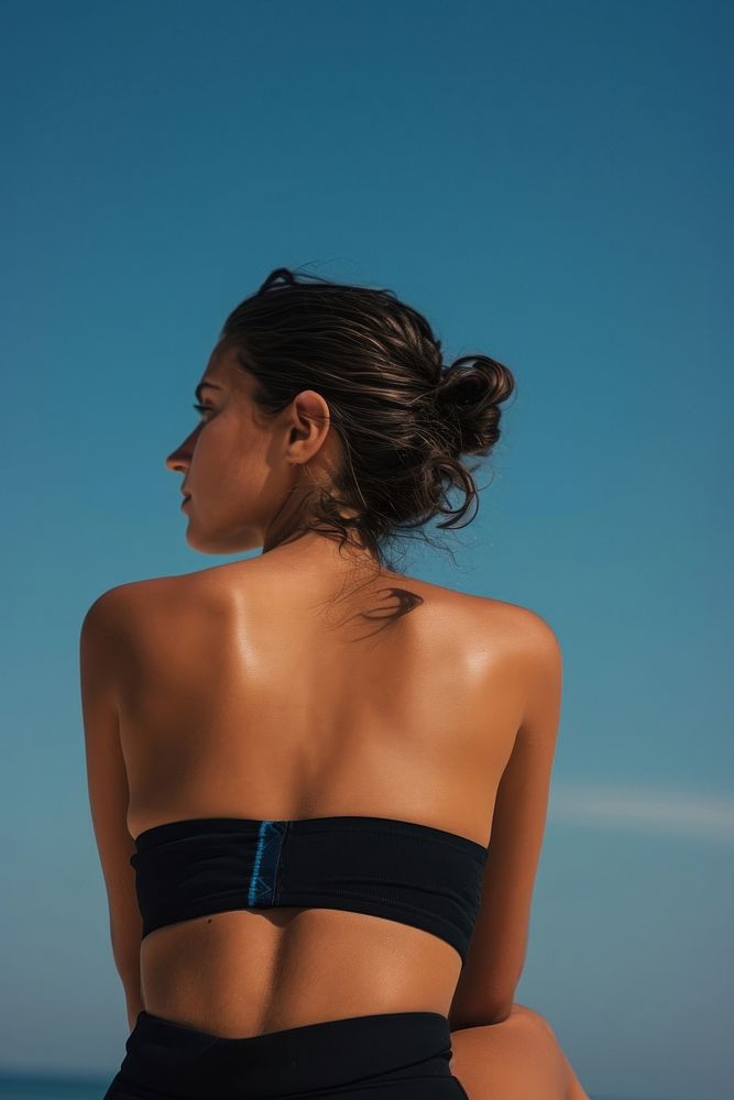 Back skin strapless swimwear shoulder.
