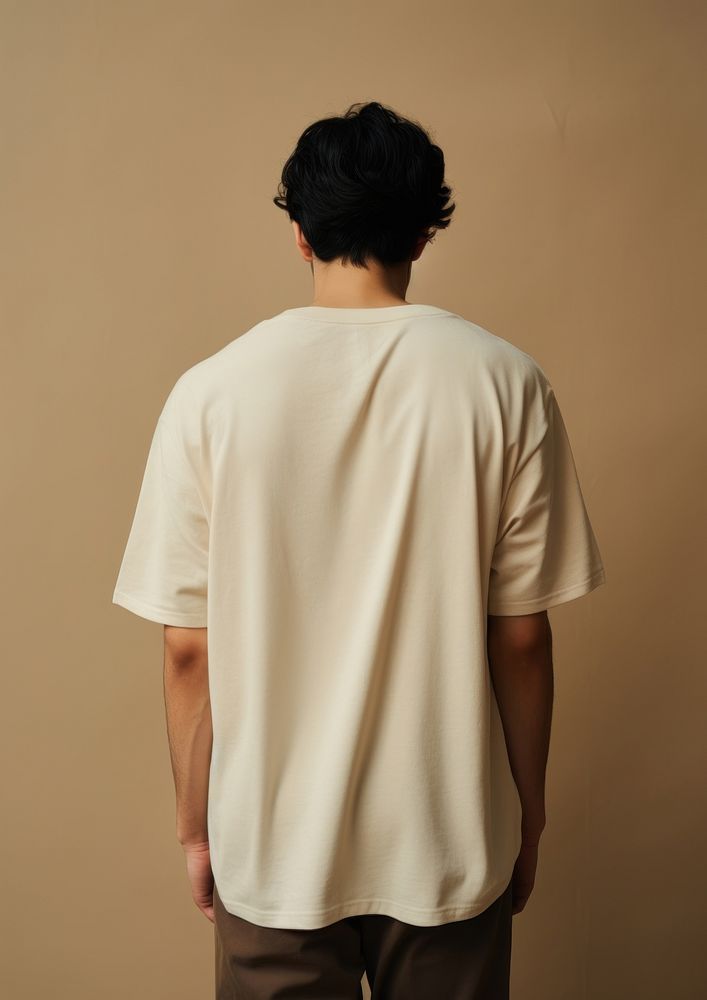 A man wear cream t shirt t-shirt fashion sleeve.