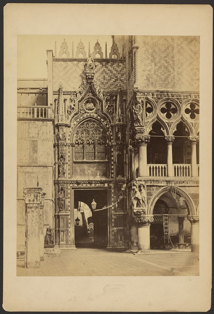 Porte du Palais Ducal dite della Carta, prise de la Loggetta by Carlo Ponti