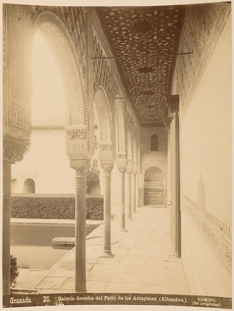 Galeria derecha del Patio de los Arrayanes (Alhambra) by Camino