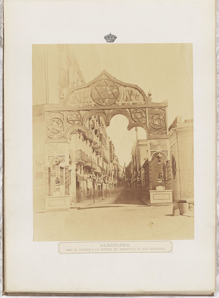 Barcelona. Arco de triunfo, á la entrada del dormitorio de San Francisco by Charles Clifford
