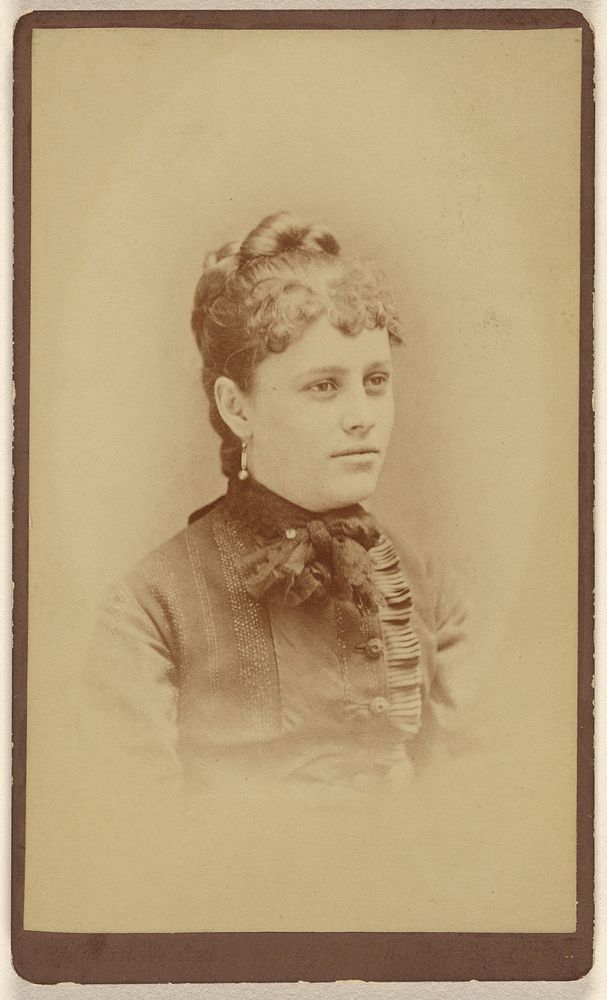 Unidentified woman, printed in vignette-style by Richard Walzl