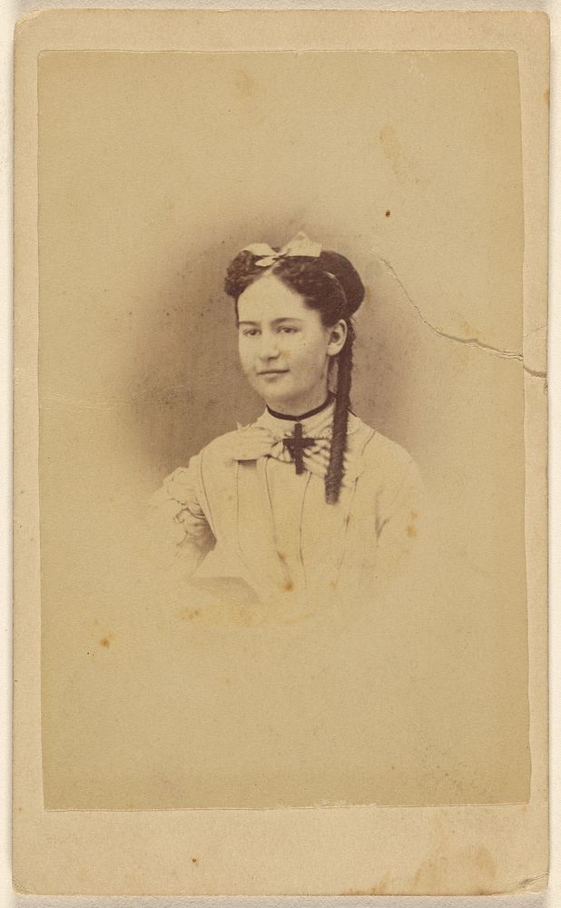 Unidentified young women, printed in vignette-style by Peter S Weaver