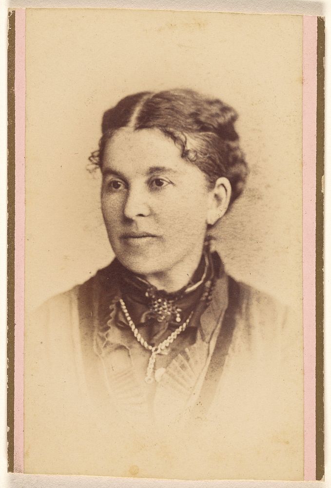 Unidentified woman in 3/4 profile, printed in vignette-style by Hastings and White and Fisher