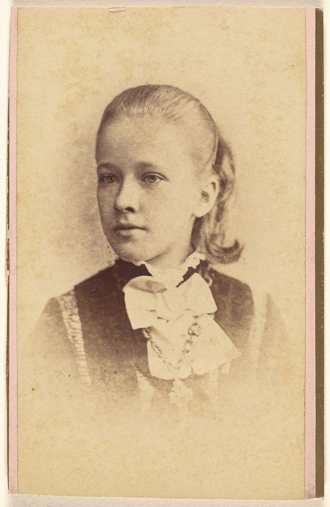 Unidentified young girl, printed in vignette-style by Hastings and White and Fisher