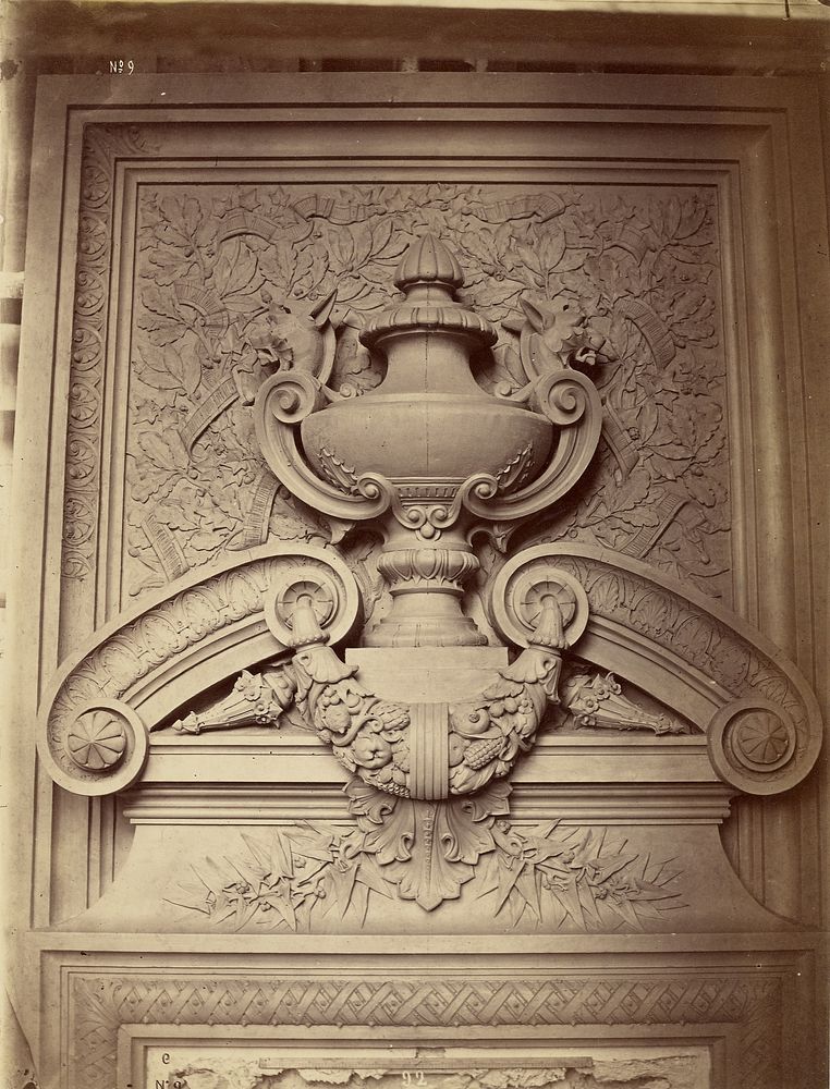 Couronnement des portes du grand foyer. by Louis Émile Durandelle