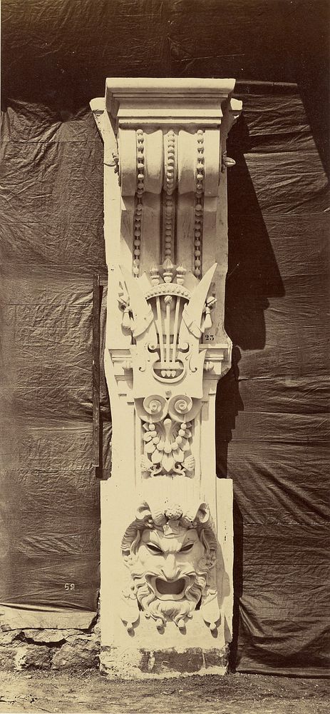 Consoles de chaque coté des oeils-de-boeuf au-dessus des baies de la loggia. by Louis Émile Durandelle