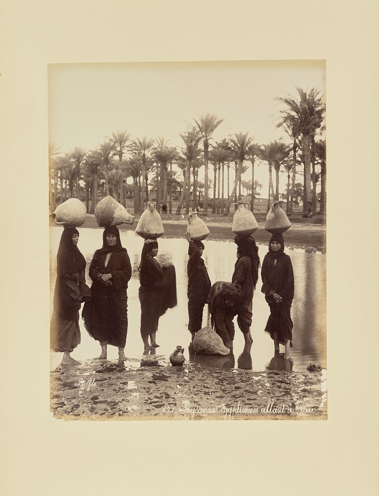 Paysannes égyptiennes [sic] allant à l'eau by Félix Bonfils
