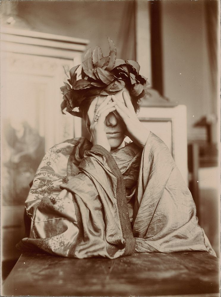 Femme accoudé à une table, les mains devant le visage by Fernand Khnopff