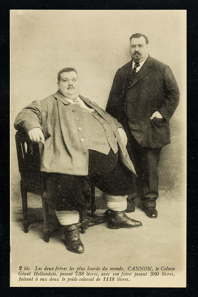 Les deux frères les plus lourds du monde : Cannon, le colosse géant hollandais, pesant 738 livres, avec son frère pesant 380…