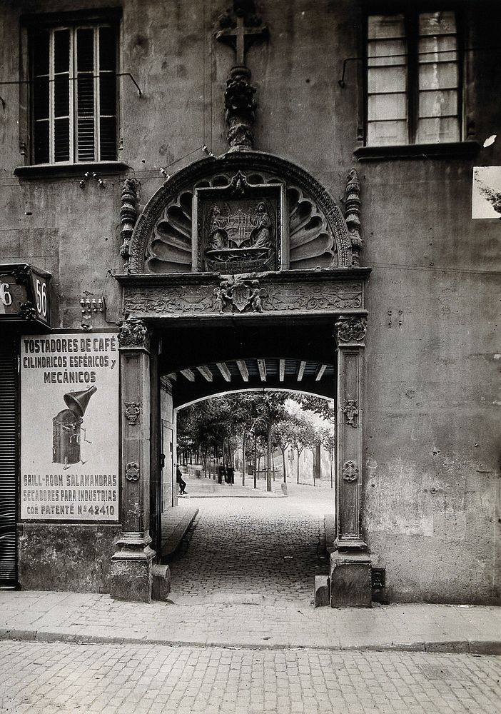 Hospital de la Santa Cruz, Barcelona: the door leading through to the courtyard. Photograph, ca.1900.