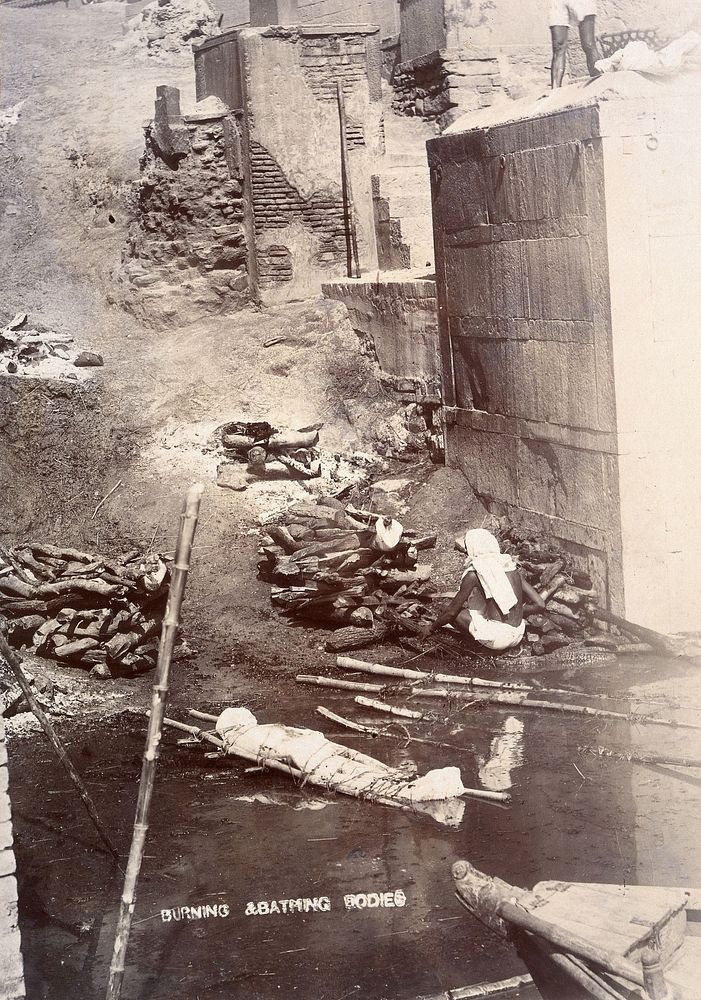 Benares (Varanasi), Uttar Pradesh: corpses being burned and bathed. Photograph.