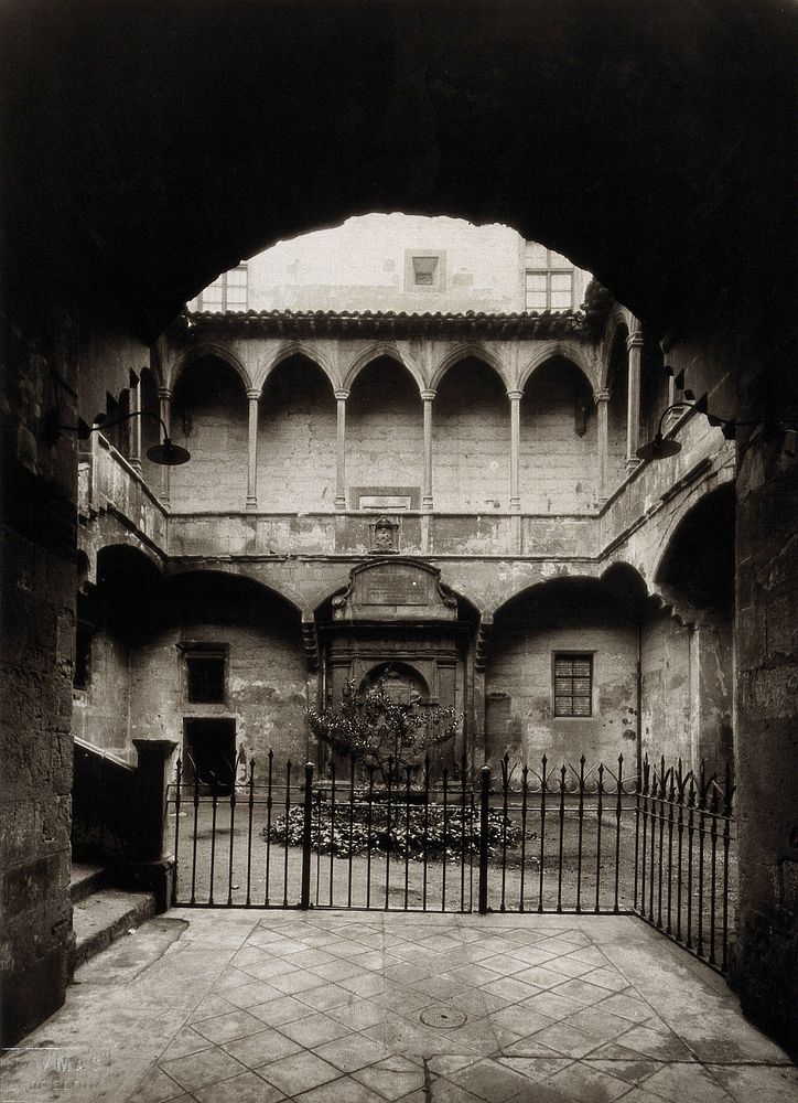 Hospital de la Santa María, Lérida: the courtyard. Photograph, ca.1900.