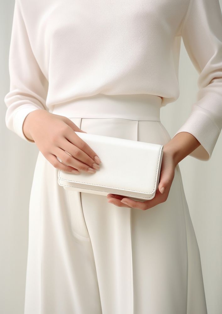 Woman carrying white wallet crossbody fashion sleeve accessories.