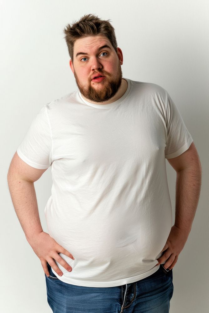 Chubby male model t-shirt portrait sleeve.