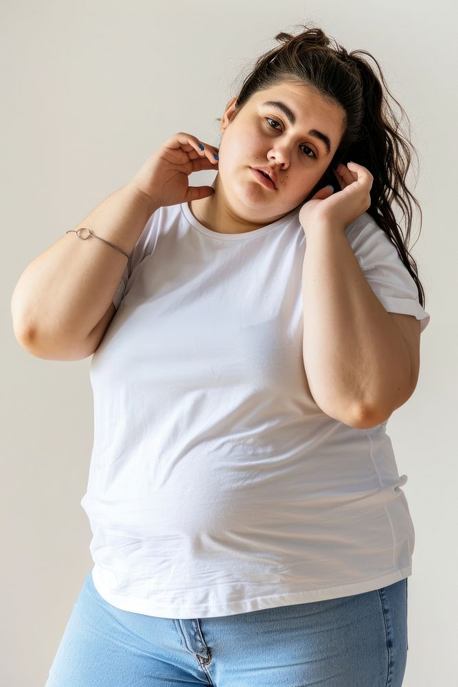 Chubby female model t-shirt sleeve white.
