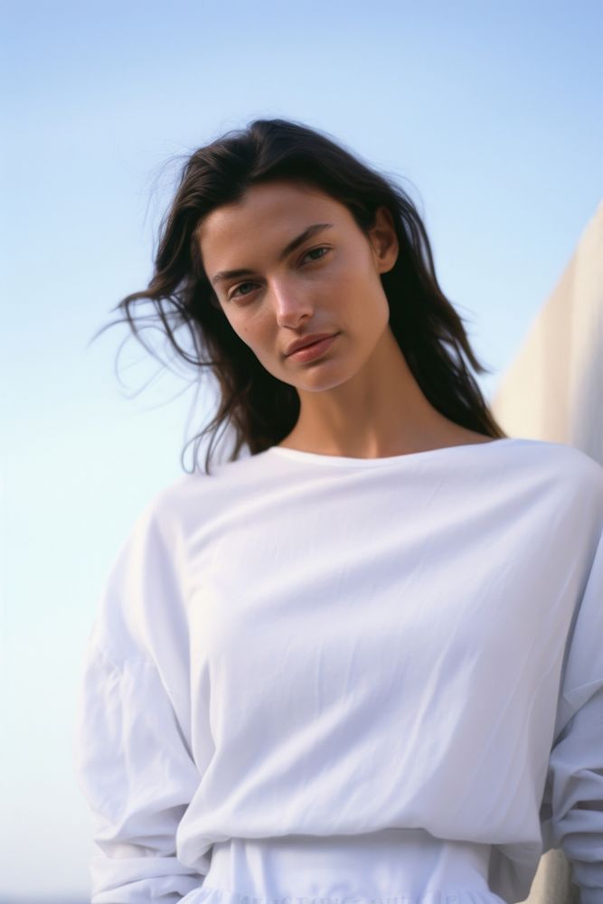 A woman wear white photography portrait clothing.