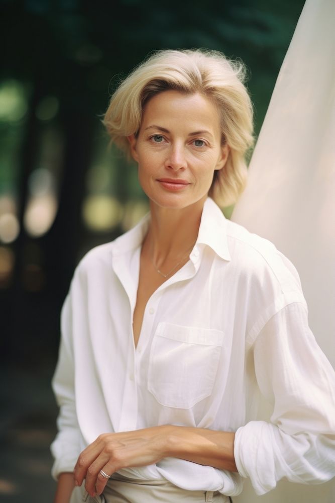 A mature woman wear white photography portrait accessories.