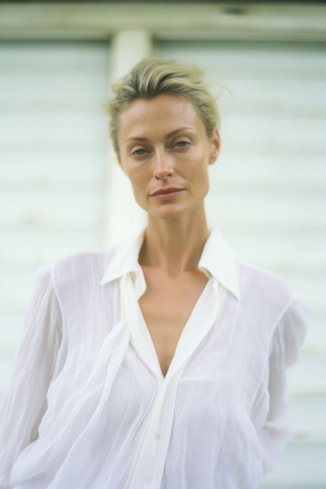 A mature woman wear white photography portrait clothing.
