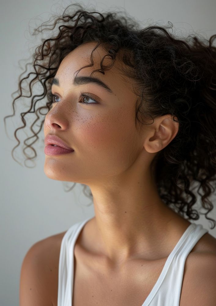 Attractive latinx woman with curly hair volumetric photography skin.