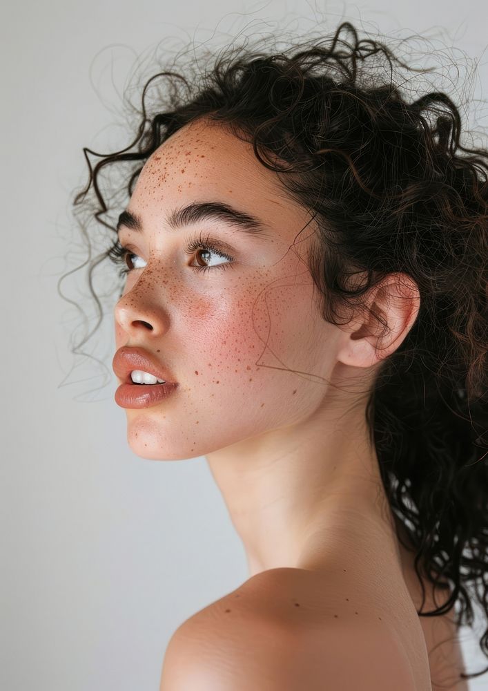 Attractive latinx woman with curly hair volumetric photography freckle.