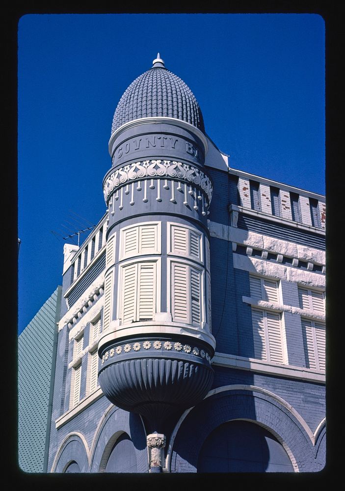 Shelby County Bank, corner detail, 6th and Market Streets, Harlan, Iowa (1988) photography in high resolution by John…