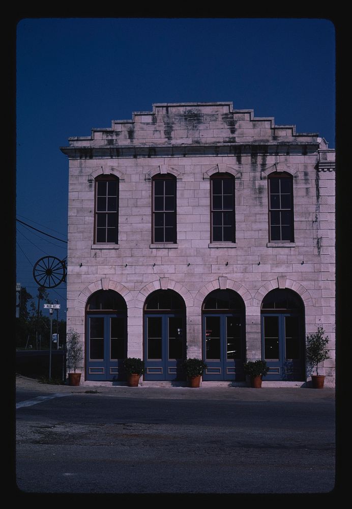 Commercial building, Round Rock, Texas (1983) photography in high resolution by John Margolies. Original from the Library of…