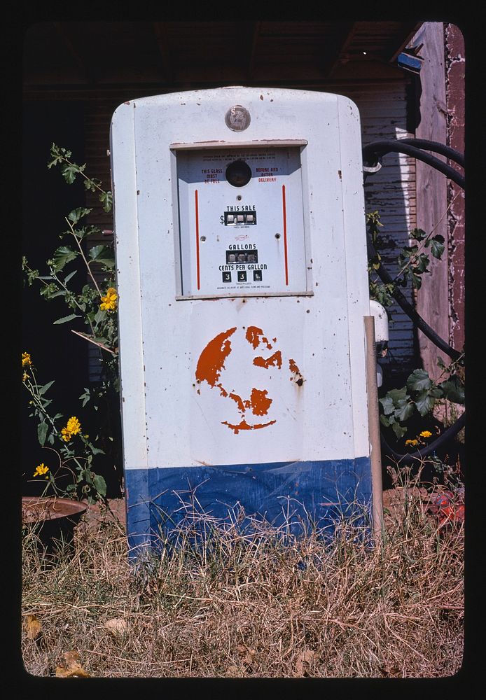 Gas pump, Route 66, Chandler, Oklahoma (1979) photography in high resolution by John Margolies. Original from the Library of…