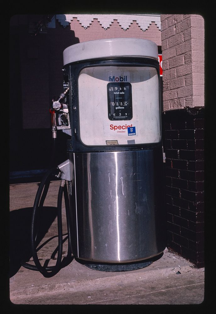 Noyes Mobil pump, Dallas, Texas (1994) photography in high resolution by John Margolies. Original from the Library of…