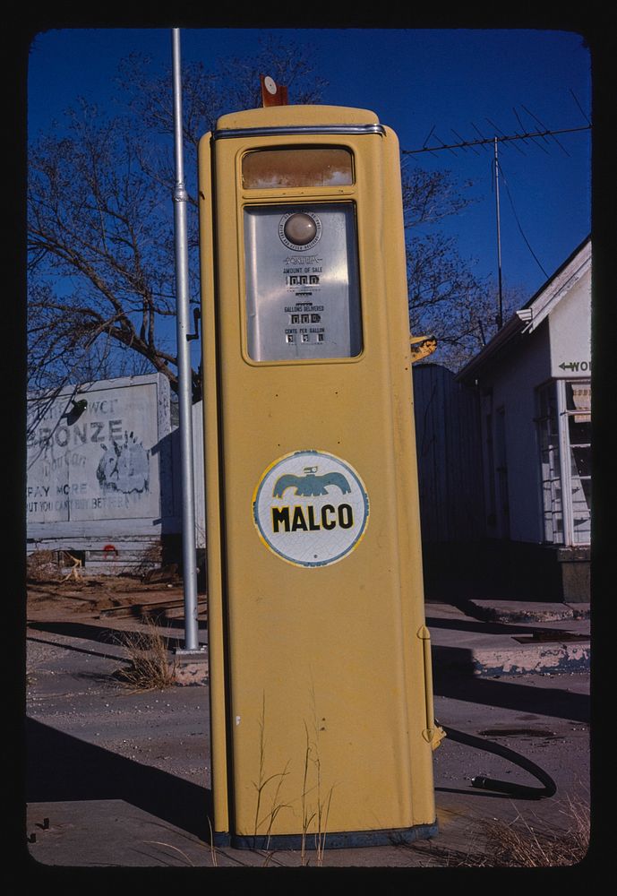 Malco gas pump, Carlsbad, New Mexico (1979) photography in high resolution by John Margolies. Original from the Library of…