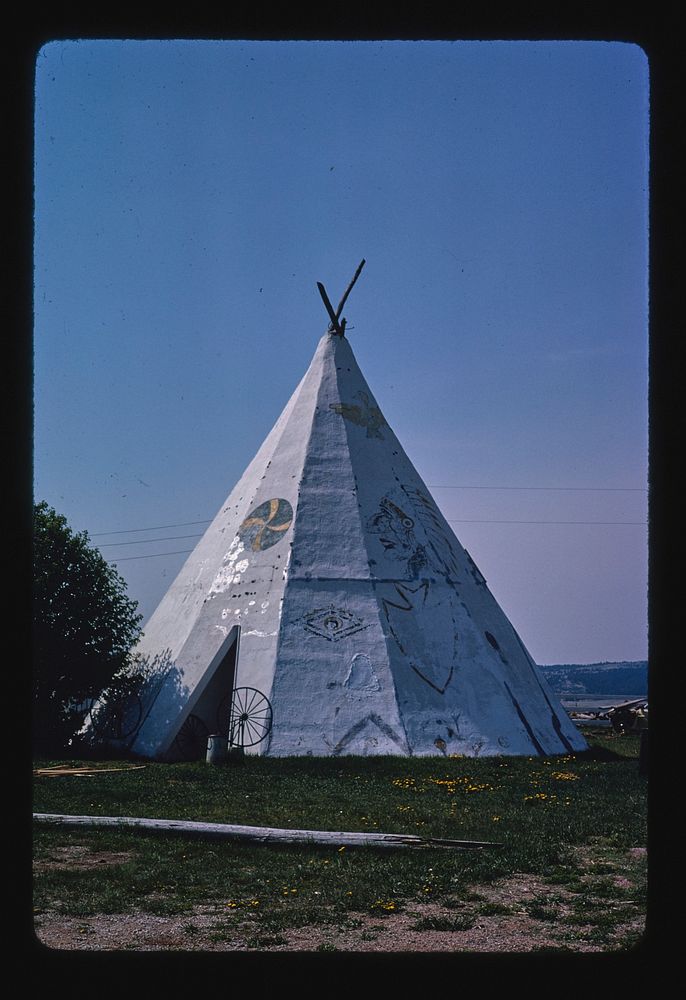 Teepee Souvenir Stand, Rapid City, South Dakota (1980) photography in high resolution by John Margolies. Original from the…