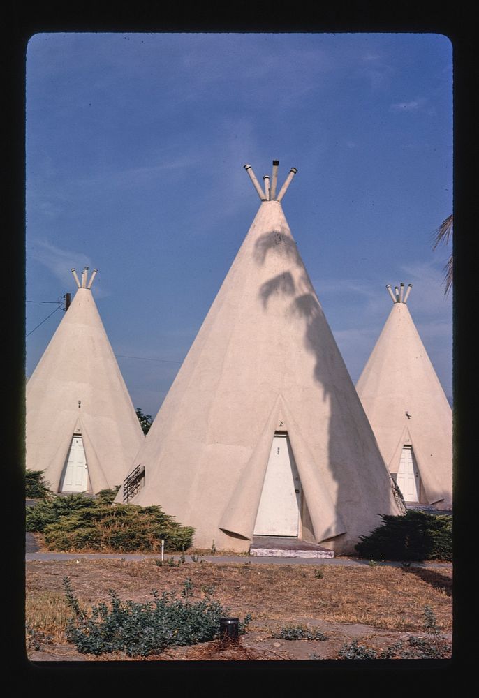 Wigwam Village Motel, Rialto, California (1991) photography in high resolution by John Margolies. Original from the Library…